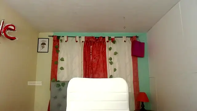 Snapshot of vale_miel chatting on October 9, 2025, 7:25 pm vale miel online show from October 9, 2025, 7:25 pm
