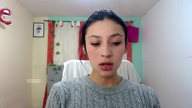 Snapshot of vale_miel chatting on October 7, 2025, 8:43 pm vale miel online show from October 7, 2025, 8:43 pm