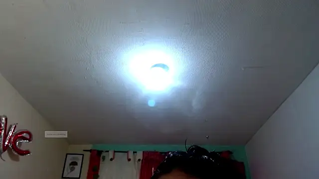 Snapshot of vale_miel chatting on October 3, 2025, 6:31 pm vale miel online show from October 3, 2025, 6:31 pm