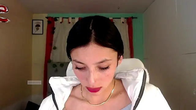 Snapshot of vale_miel chatting on December 17, 2025, 1:32 am vale miel online show from December 17, 2025, 1:32 am