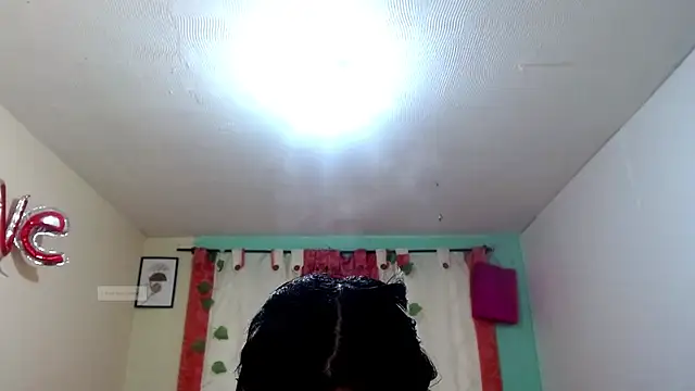 Snapshot of vale_miel chatting on October 17, 2025, 6:10 pm vale miel online show from October 17, 2025, 6:10 pm