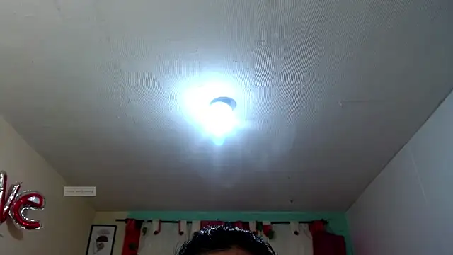Snapshot of vale_miel chatting on October 6, 2025, 6:19 pm vale miel online show from October 6, 2025, 6:19 pm