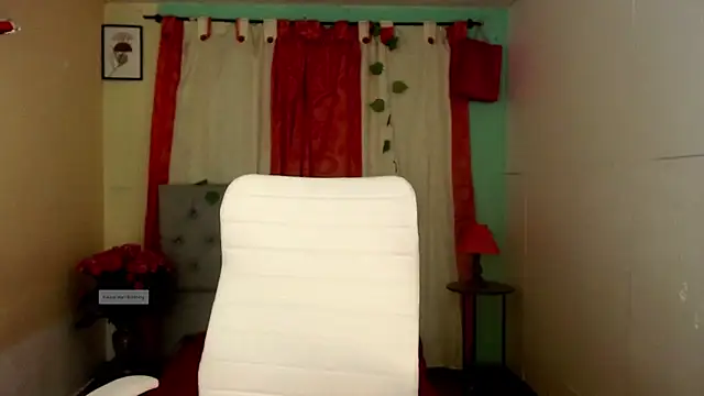 Snapshot of vale_miel chatting on October 28, 2025, 11:47 pm vale miel online show from October 28, 2025, 11:47 pm