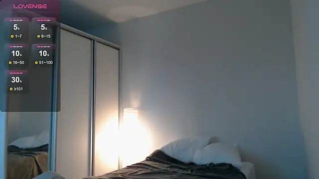 DreamHale  online show from December 3, 2025, 12:48 pm