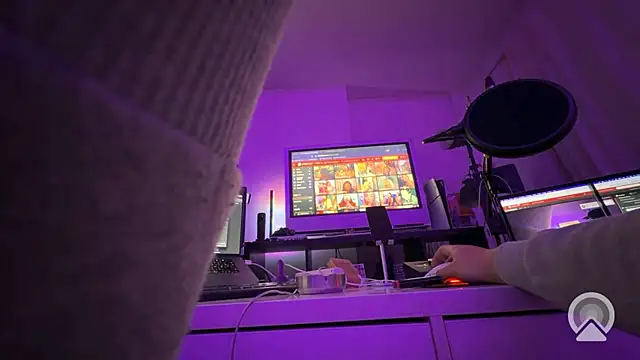 Snapshot of Nudistboyy22 chatting on November 24, 2025, 2:44 am Nudistboyy22 online show from November 24, 2025, 2:44 am