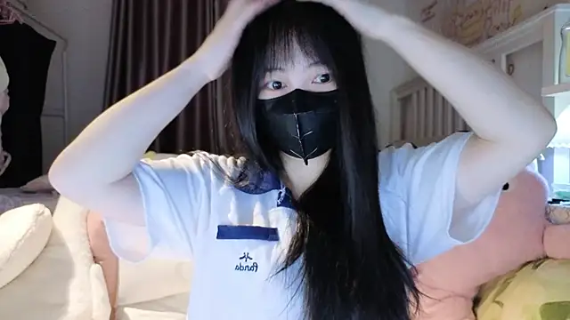 love-uiui online show from October 14, 2025, 3:01 pm