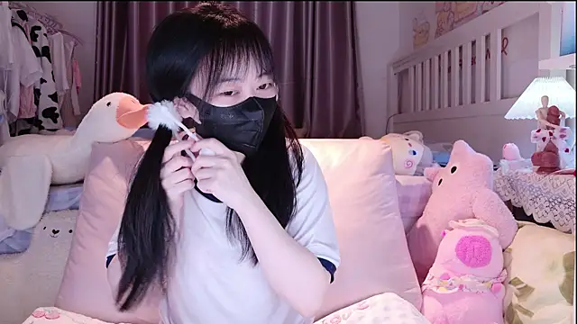 love-uiui online show from November 17, 2025, 2:21 pm