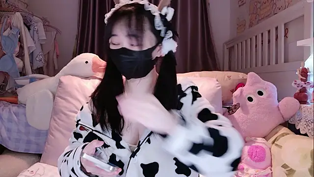 love-uiui online show from November 22, 2025, 2:49 pm