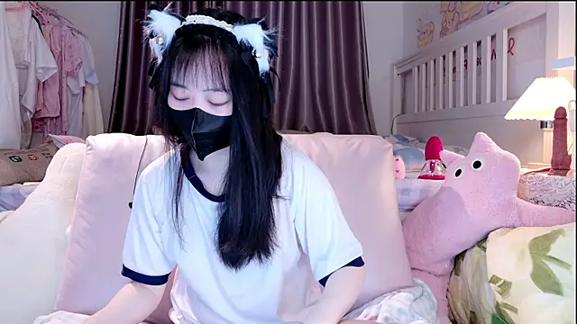 love-uiui online show from November 3, 2025, 2:42 pm