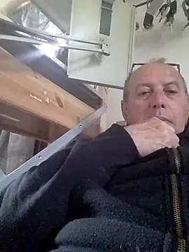 Snapshot of Vince072 chatting on April 12, 2026, 4:21 pm Vince072 online show from April 12, 2026, 4:21 pm