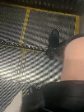 xiaoyuan01 online show from December 17, 2025, 2:27 am