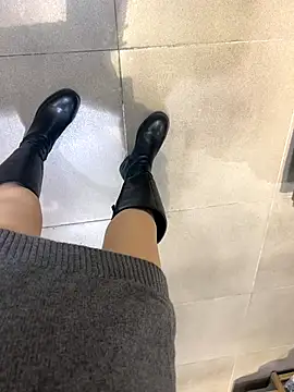 xiaoyuan01 online show from November 23, 2025, 2:10 am