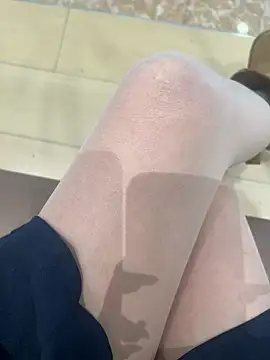 xiaoyuan01 online show from November 13, 2025, 1:42 am