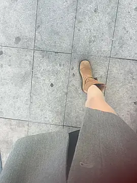 xiaoyuan01 online show from November 25, 2025, 2:12 am