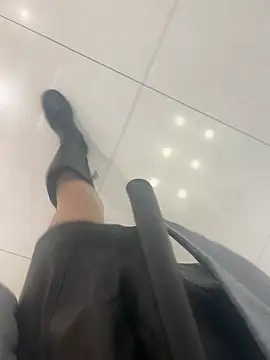 xiaoyuan01 online show from November 29, 2025, 1:39 am