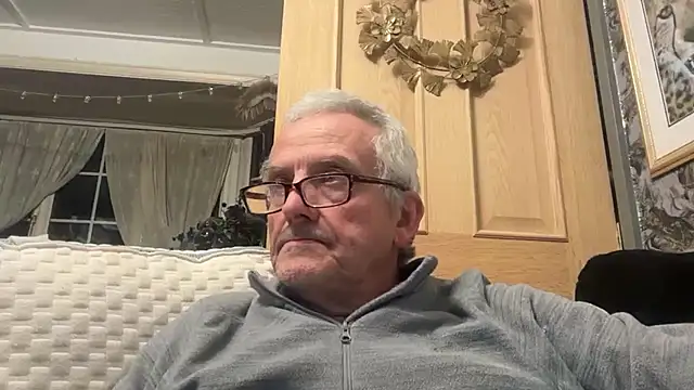 Snapshot of poggles chatting on October 27, 2025, 10:33 pm poggles online show from October 27, 2025, 10:33 pm