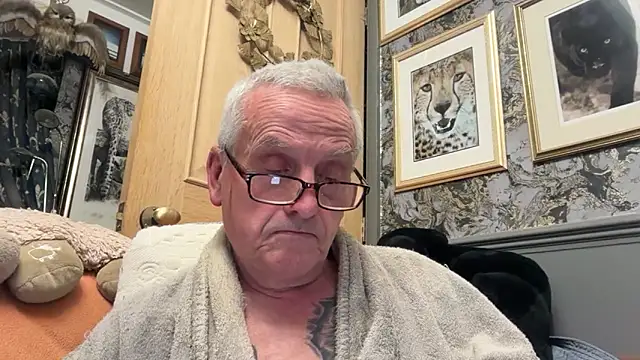 Snapshot of poggles chatting on February 15, 2026, 8:30 pm poggles online show from February 15, 2026, 8:30 pm