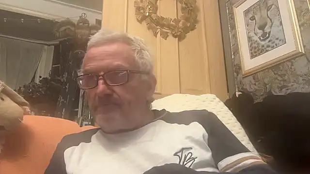 Snapshot of poggles chatting on November 14, 2025, 10:46 pm poggles online show from November 14, 2025, 10:46 pm