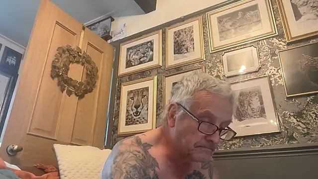 Snapshot of poggles chatting on November 20, 2025, 1:56 pm poggles online show from November 20, 2025, 1:56 pm