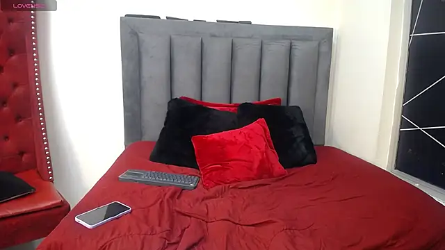 EmmaJhomson online show from December 5, 2025, 8:17 pm