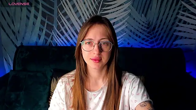 Snapshot of ChristyCrayme chatting on December 3, 2025, 10:42 pm ChristyCrayme online show from December 3, 2025, 10:42 pm