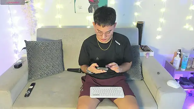 Snapshot of Young_Ben chatting on June 2, 2026, 1:00 pm Young Ben online show from June 2, 2026, 1:00 pm