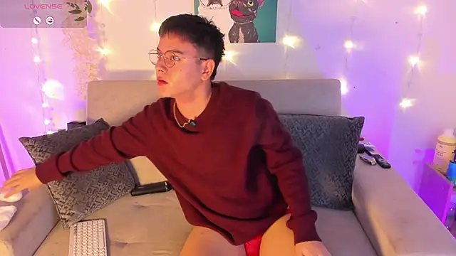 Snapshot of Young_Ben chatting on July 16, 2026, 12:35 pm Young Ben online show from July 16, 2026, 12:35 pm