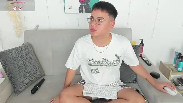 Snapshot of Young_Ben chatting on July 6, 2026, 8:55 pm Young Ben online show from July 6, 2026, 8:55 pm