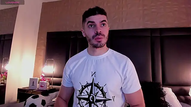 Snapshot of AxelThompson_ chatting on November 6, 2025, 11:36 am AxelThompson online show from November 6, 2025, 11:36 am