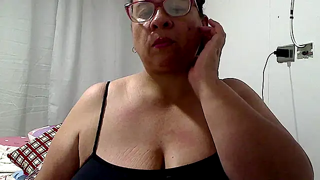 Snapshot of luciana69hot chatting on May 30, 2026, 2:40 am luciana69hot online show from May 30, 2026, 2:40 am