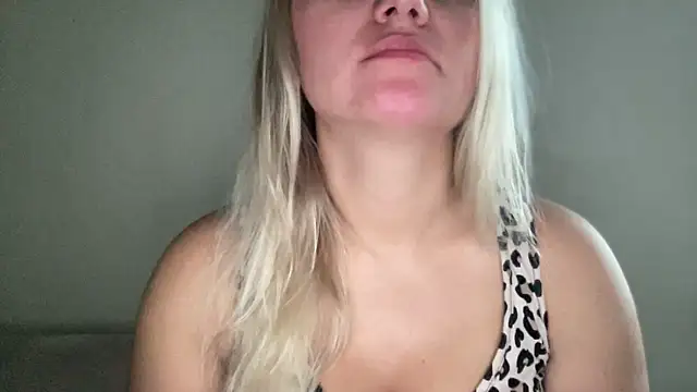Snapshot of MonicaSweett chatting on September 25, 2025, 5:46 am MonicaSweett online show from September 25, 2025, 5:46 am