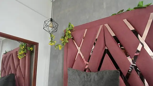 viollettaa  online show from April 7, 2026, 7:04 pm