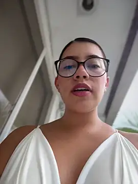 Snapshot of sara_calderon chatting on May 27, 2026, 11:28 am sara calderon online show from May 27, 2026, 11:28 am
