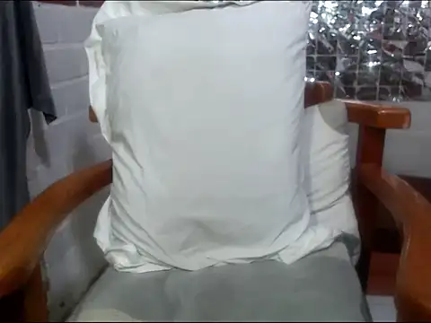 Snapshot of rose-crystal chatting on October 24, 2025, 12:20 am rose-crystal online show from October 24, 2025, 12:20 am