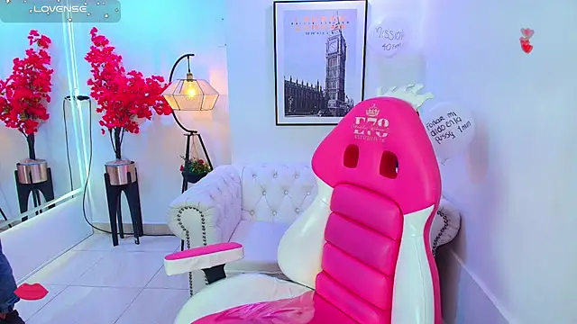 Snapshot of Katty_rounds chatting on November 17, 2025, 12:20 pm Katty rounds online show from November 17, 2025, 12:20 pm