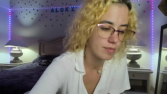 Snapshot of aalokitaa chatting on November 4, 2025, 6:06 am aalokitaa online show from November 4, 2025, 6:06 am