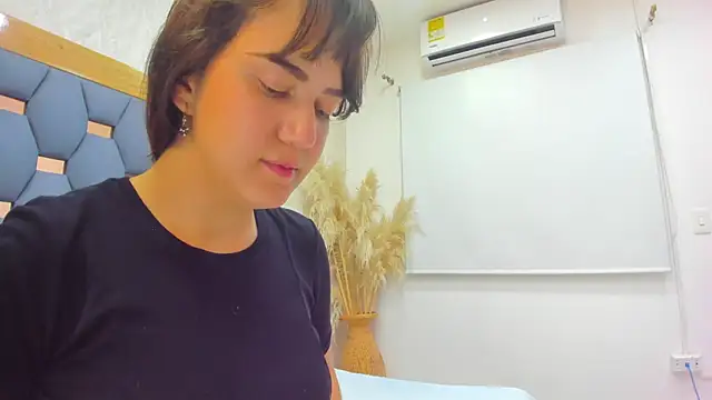 juliette pretty  online show from November 4, 2025, 7:17 pm