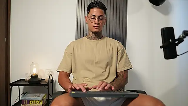 Snapshot of AxelVilla_ chatting on October 20, 2025, 8:53 pm AxelVilla online show from October 20, 2025, 8:53 pm