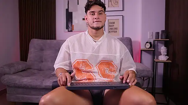 Snapshot of DaviesBrown chatting on November 14, 2025, 8:56 pm DaviesBrown online show from November 14, 2025, 8:56 pm