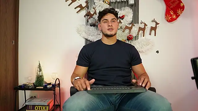 Snapshot of DaviesBrown chatting on November 15, 2025, 9:08 pm DaviesBrown online show from November 15, 2025, 9:08 pm