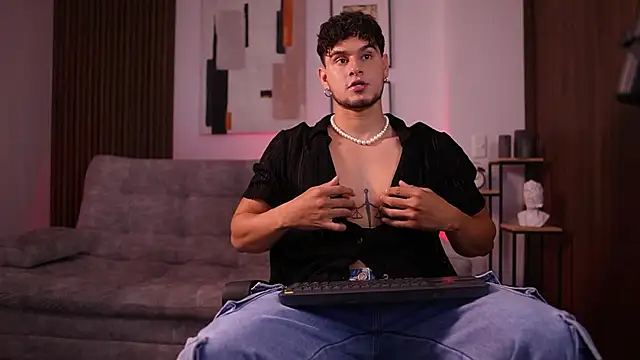 Snapshot of DaviesBrown chatting on December 15, 2025, 9:20 pm DaviesBrown online show from December 15, 2025, 9:20 pm