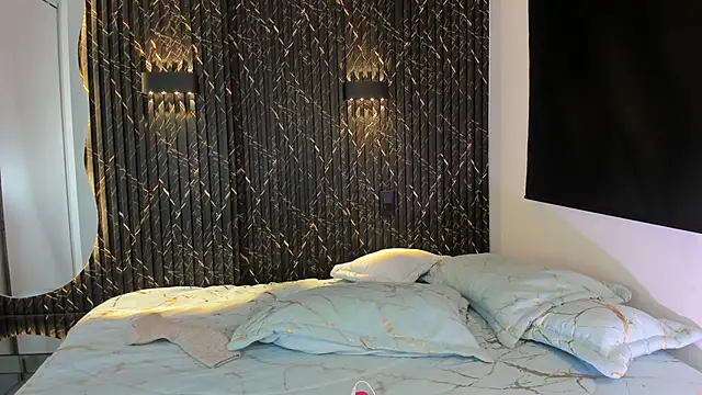 Snapshot of ZOETTAYLOR chatting on November 5, 2025, 8:34 pm ZOETTAYLOR online show from November 5, 2025, 8:34 pm