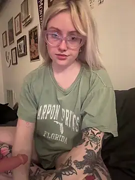 Snapshot of seeunexttuesday chatting on November 11, 2025, 12:16 am seeunexttuesday online show from November 11, 2025, 12:16 am