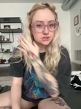 Snapshot of seeunexttuesday chatting on November 18, 2025, 4:21 pm seeunexttuesday online show from November 18, 2025, 4:21 pm