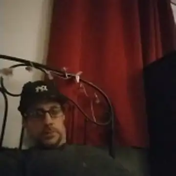 Snapshot of David1982qq chatting on March 4, 2026, 8:44 am David1982qq online show from March 4, 2026, 8:44 am