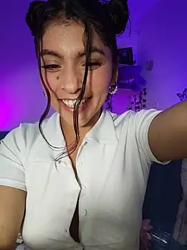 Snapshot of Fox_Roxxan chatting on June 16, 2026, 2:22 am Fox Roxxan online show from June 16, 2026, 2:22 am