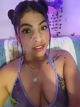 Snapshot of Fox_Roxxan chatting on June 19, 2026, 2:28 am Fox Roxxan online show from June 19, 2026, 2:28 am