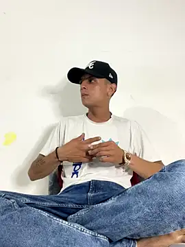 andrewcoopper1 online show from September 16, 2025, 2:34 am