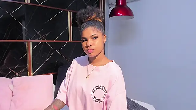 Snapshot of HannyThompson chatting on November 19, 2025, 12:05 pm HannyThompson online show from November 19, 2025, 12:05 pm