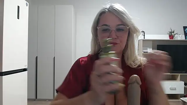 Snapshot of EleanoraDream chatting on February 15, 2026, 11:42 am EleanoraDream online show from February 15, 2026, 11:42 am